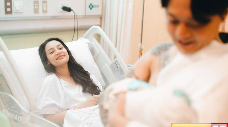 dj bravy temani erika carlina melahirkan peluk sang bayi dengan penuh haru