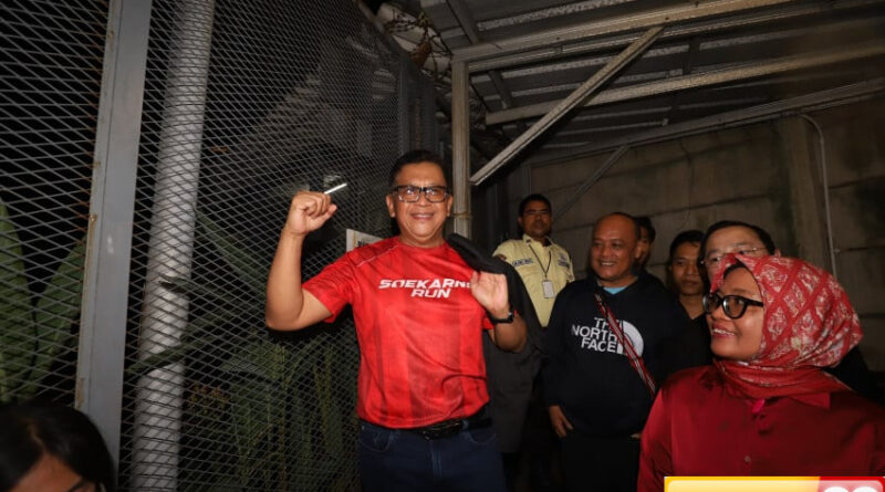 hasto kristiyanto kepalkan tangan setelah bebas dari rutan kpk