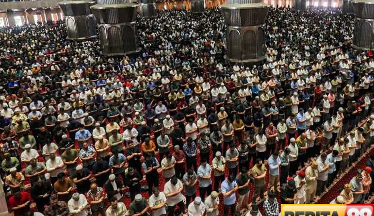 jangan main handphone saat khotib khotbah jumat ini hukumnya