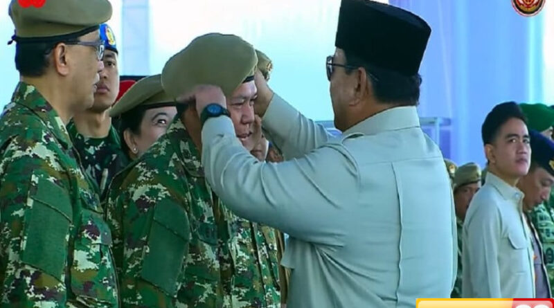 momen prabowo curi perhatian rapikan baret cak imin dan ketua dpd saat upacara kehormatan militer