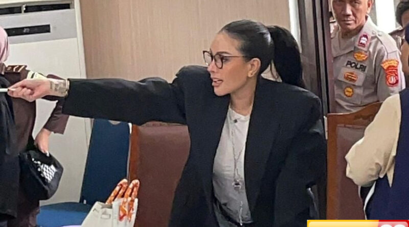 nikita mirzani emosi di ruang sidang hakim skors jalannya persidangan